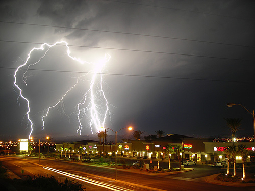 Los grandes centros urbanos son las principales áreas afectadas, ya que estudios indican que la polución atmosférica y las islas de calor contribuyen a la ocurrencia de rayos.